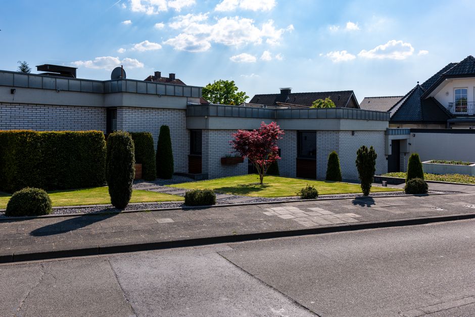 Exterior of a modern suburban home in Indianapolis on a bright, sunny day, representing new real estate models for sellers.